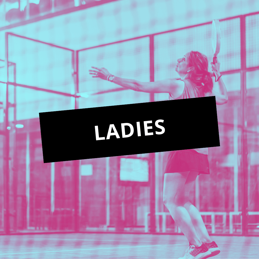 Une joueuse de padel en action sur le court, énergie et convivialité à Orléans