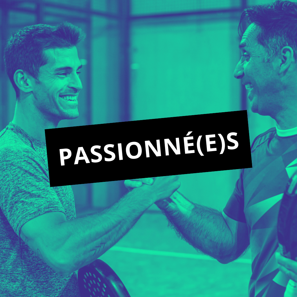 Un match de padel en double masculin, deux équipes s’affrontent sur le court à Orléans